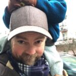 Torbjørn Røe Isaksen Instagram - Planen, spør du? Vel, planen var der hele tiden. Jeg skulle slutte i regjeringen og bruke høsten på å skrive en massiv julehit. De neste to tiårene skulle jeg bruke på juleturné. Låten «All I want for christmas is a better regulatory framework for small and medium sized businesses» henter det beste fra Bing Crosby, The Pogues og NHO. En føkkings uslåelig kombinasjon! Jeg manglet bare en hook og et par vers til. Alt var klart. Så stengte barnehageavdelingen til minstemann. Har du prøvd å skrive en megajulehit om små- og mellomstore bedrifter med en toåring hjemme? Med en toåring på skuldrene? Det går bare ikke. Bittert. God jul…