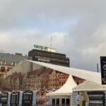 Torbjørn Røe Isaksen Instagram - Åkei. Det er fint med aktivitet i Oslo by, men Youngstorget er en vakker plass. Her er det altså et telt — med bilde av en by (!) — som tar opp hele plassen. Det er som å sette opp et bilde av Elg i solnedgang foran en solnedgang.