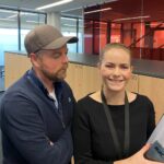 Torbjørn Røe Isaksen Instagram - Jeg kunne ikke tro det! Endelig, etter så mange timers venting, en ekte journalist! Jeg bruker veldig mye tid hver dag på å sitte foran telefonen og håpe at journalister skal ringe. Slik som i gamledager. En dag ringte en mann som var fra Dagsavisen. Jeg ble kjempeglad — o fryd! — helt til jeg forstod at han bare skulle selge meg et abonnement — o sorg! Så da journalist @norarydne ringte, forstod jeg at alle timene foran en svart og stille mobilskjerm var verdt det. Resultatet er en episode av podcasten @voksenpoeng_med_nora hos @e24nyheter —>