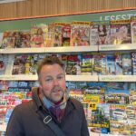 Torbjørn Røe Isaksen Instagram - Jeg har varme minner fra barndommen i Porsgrunn da noen (kommunen?) hadde plassert kulørte blader rundt om i diverse skogholt. Jeg blir derfor litt nostalgisk når jeg ser slike bladhyller. Som med papiravisene, er det noe betryggende med å se at også den pikante pressen fortsatt finnes på papir. Men tro ikke at tiden har stått stille. Nei! Opptil flere av bladene inneholdt DVDer med levende bilder, trolig også i farger. (Foto @hannahjardar )