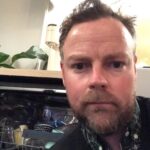 Torbjørn Røe Isaksen Instagram - Kjære følgere. Vi lever i turbulente tider. Det vi før stolte på, kan svikte. Der vi trodde grunnen under føttene våre var fast, føles den nå som leire. Ting vi har kunnet bygge vår hverdag på gir ikke lenger trygghet. Derfor spør jeg nå om noen har en REPARATØR FOR HVITEVARER (oppvaskmaskin) i Oslo som de kan anbefale. På forhånd takk.