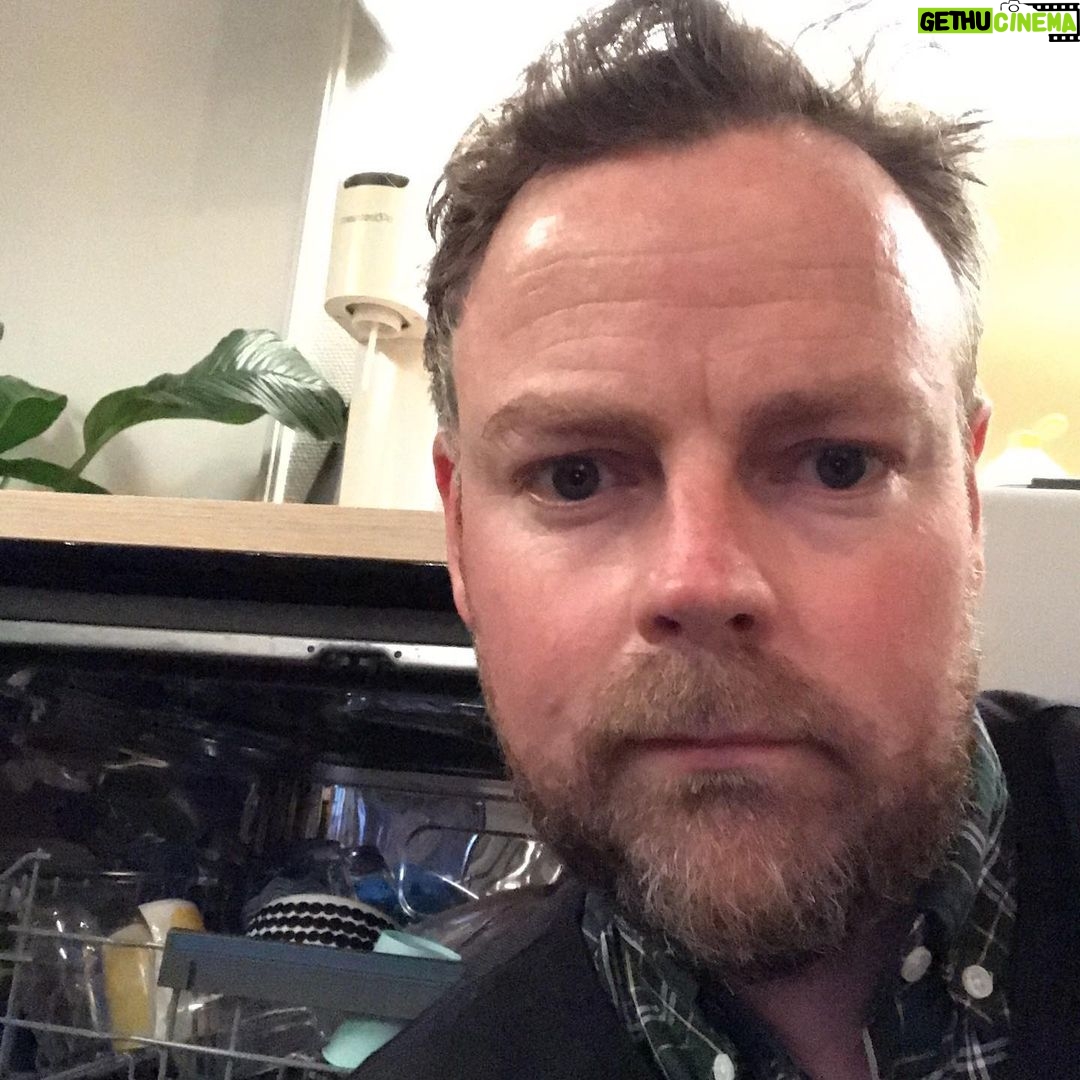 Torbjørn Røe Isaksen Instagram - Kjære følgere. Vi lever i turbulente tider. Det vi før stolte på, kan svikte. Der vi trodde grunnen under føttene våre var fast, føles den nå som leire. Ting vi har kunnet bygge vår hverdag på gir ikke lenger trygghet. Derfor spør jeg nå om noen har en REPARATØR FOR HVITEVARER (oppvaskmaskin) i Oslo som de kan anbefale. På forhånd takk.