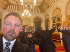 Torbjørn Røe Isaksen Instagram - Vemodig. Jeg har ikke tenkt på det de 1434 gangene tidligere hvor @abidqraja har tatt selfie, men nå er det kanskje siste gang jeg får tatt et bilde av Abid som tar et bilde mens han blir tatt bilde av.