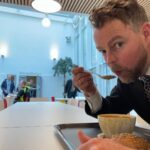 Torbjørn Røe Isaksen Instagram - Livet som avtroppende statsråd: Noen har hatt et spennende møte om rammefordeling eller pensjonsregulering, jeg spiser suppe alene. Suppen var god. —>