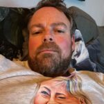 Torbjørn Røe Isaksen Instagram – Teller det som aktiv valgkampinnsats hvis man legger seg nedpå litt i sofaen, MEN har på en Erna-genser? Spør for en venn. @erna_solberg @hoyre