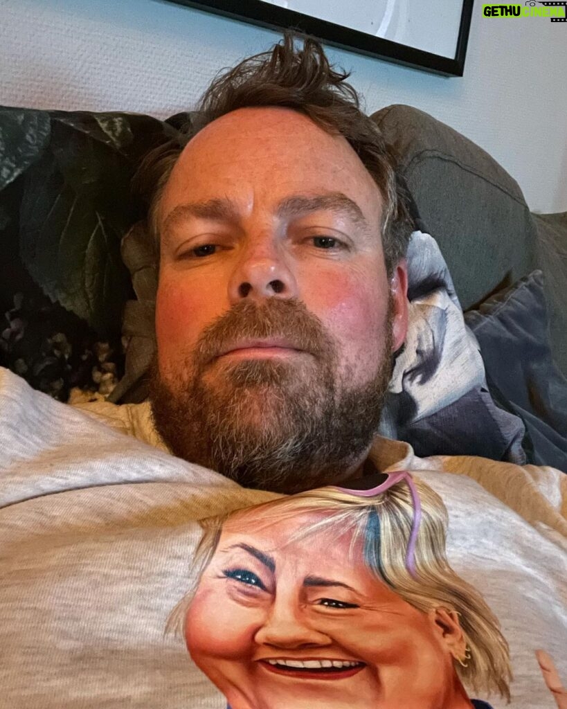Torbjørn Røe Isaksen Instagram - Teller det som aktiv valgkampinnsats hvis man legger seg nedpå litt i sofaen, MEN har på en Erna-genser? Spør for en venn. @erna_solberg @hoyre