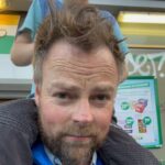 Torbjørn Røe Isaksen Instagram - «Hvorfor ser du alltid så sykt fresh ut?!» spør folk. Jo, svarer jeg, med min patenterte skulder-stylist er jeg alltid klar til alt fra debatt til diskotek. Skulder-stylisten — ALLTID FRESH, FOR FOLK PÅ FARTEN.