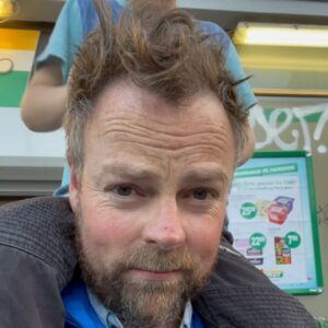 Torbjørn Røe Isaksen Instagram - «Hvorfor ser du alltid så sykt fresh ut?!» spør folk. Jo, svarer jeg, med min patenterte skulder-stylist er jeg alltid klar til alt fra debatt til diskotek. Skulder-stylisten — ALLTID FRESH, FOR FOLK PÅ FARTEN.