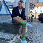 Torbjørn Røe Isaksen Instagram - Dagens valgkampmote: høyresokken! Noen spør kanskje om hvorfor et blått parti som @hoyre har sokker i fargen neon-spygrønn. Mitt klare svar er: Jeg aner ikke. —>