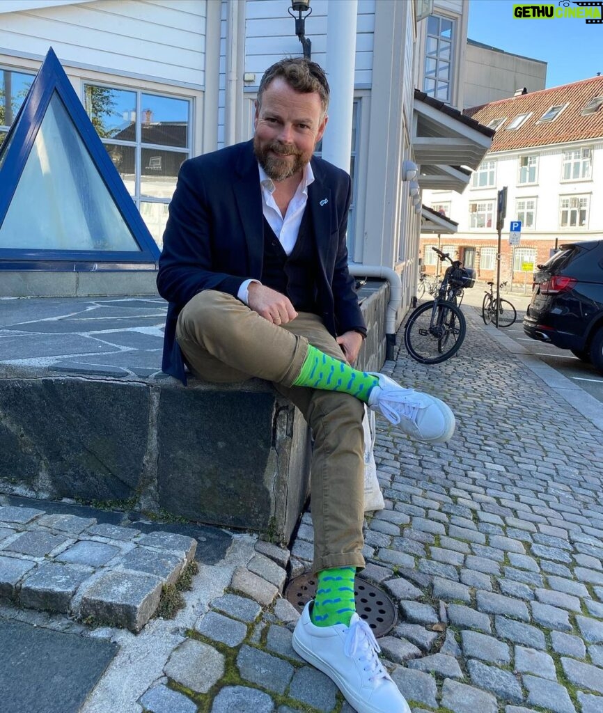 Torbjørn Røe Isaksen Instagram - Dagens valgkampmote: høyresokken! Noen spør kanskje om hvorfor et blått parti som @hoyre har sokker i fargen neon-spygrønn. Mitt klare svar er: Jeg aner ikke. —>