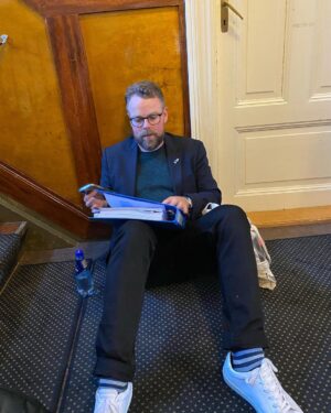 Torbjørn Røe Isaksen Instagram - På plass i @arendalsuka (17 debatter på litt over to dager). Dagens valgkampantrekk kaller jeg «casual samfunnselite». Kler meg for anledningen.