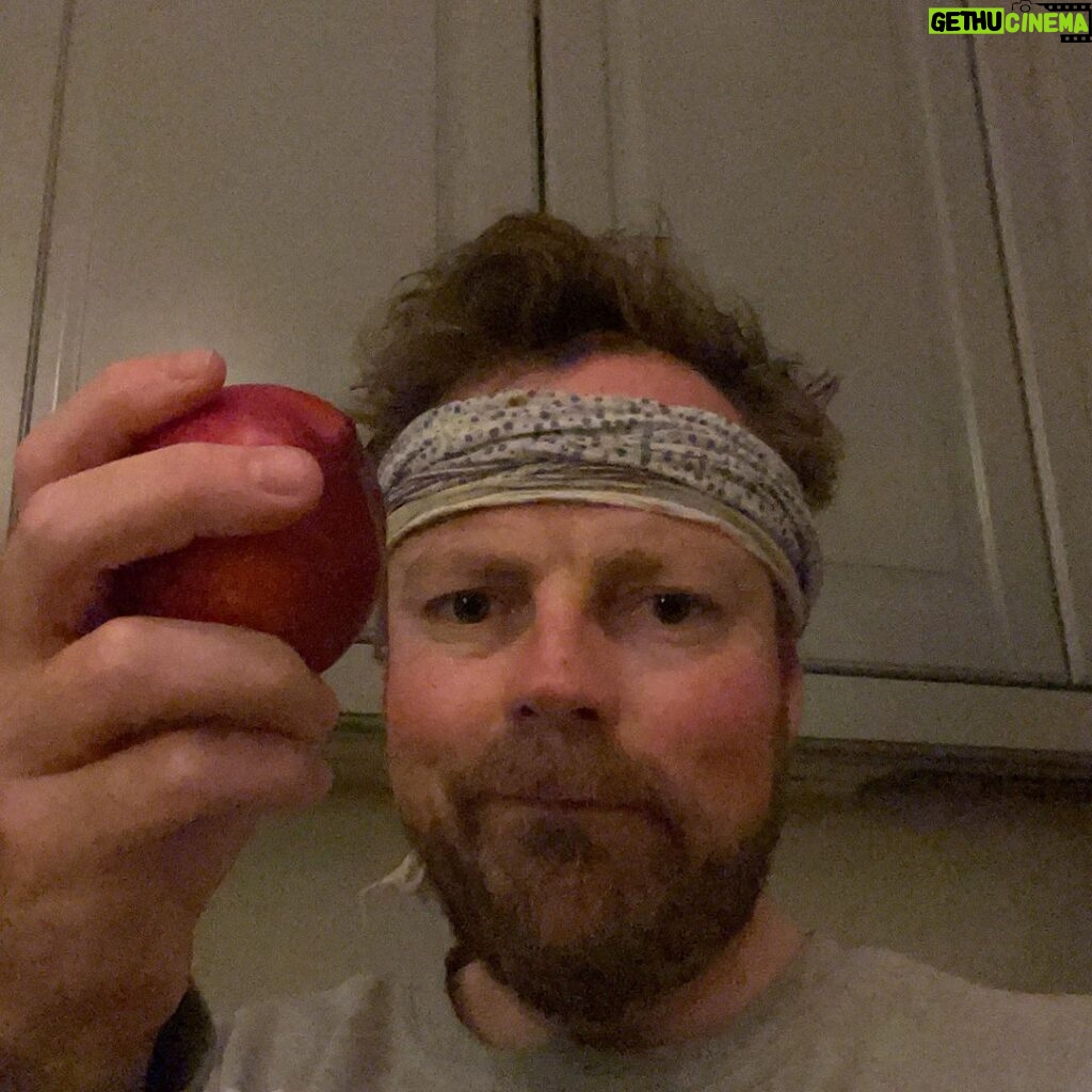 Torbjørn Røe Isaksen Instagram - Noe for ungdomen. «I got my peaches out in Rema 1000 around the corner (oh, yeah, shit).» #justinbieber (Full disclosure: det er en nektarin)