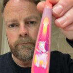Torbjørn Røe Isaksen Instagram - Jeg er en relativt liberal mann, men denne tannbørsten for barn er…særegen. Samtidig blir jeg imponert over hva denne enhjørningen får til med hornet sitt. —>