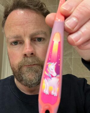 Torbjørn Røe Isaksen Instagram - Jeg er en relativt liberal mann, men denne tannbørsten for barn er…særegen. Samtidig blir jeg imponert over hva denne enhjørningen får til med hornet sitt. —>