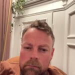 Torbjørn Røe Isaksen Instagram - —> Selfie av meg selv mens jeg leser @nrk sak om kjendiser som legger ut selfies av seg selv som får vaksine. Kan selfies av seg selv mens man leser om kjendiser som tar selfies mens de får vaksine også bli en trend? Og vil FHI hylle trenden? Følg med, følg med. https://www.nrk.no/kultur/vaksine-selfies-i-vinden-1.15485458