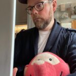 Torbjørn Røe Isaksen Instagram - DAGENS QUIZ! Er dette A. Hjemmekontor B. En helt vanlig regjeringskonferanse C. Et statskupp! Hvor Fantorangen har tatt makten ved hjelp av en hær indoktrinerte barn, og tvinger statsråder til å gjøre hennes (hans? hens?) vilje. Det er snibel snabel snubelbrutalt.