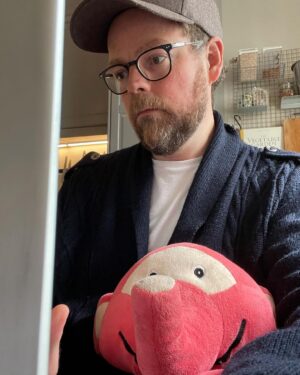Torbjørn Røe Isaksen Instagram - DAGENS QUIZ! Er dette A. Hjemmekontor B. En helt vanlig regjeringskonferanse C. Et statskupp! Hvor Fantorangen har tatt makten ved hjelp av en hær indoktrinerte barn, og tvinger statsråder til å gjøre hennes (hans? hens?) vilje. Det er snibel snabel snubelbrutalt.