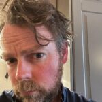 Torbjørn Røe Isaksen Instagram - Når jeg skal klippe meg nå, vurderer jeg å få hockey. Ikke fordi Tony Blair gjør det, men fordi jeg så Tony Blakstad hjemme i Porsgrunn kjørte det. Eventuelt rottehalle. Den har jeg nailet før i livet.