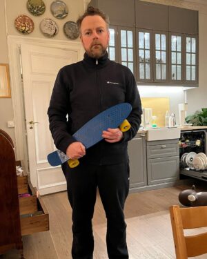 Torbjørn Røe Isaksen Instagram - Jeg fikk en joggedress til jul. Sist jeg gikk med joggedress herjet Aqua hitlistene. Det føles rart å gå med den. Jeg har prøvd med slips til, men det blir stygt. Jeg har prøvd å holde noe sporty og ungdommelig — et skateboard eller rullebrett, som vi i den eldre generasjon sier — men det virker unaturlig (bilde 2). Å ta en lang joggetur anser jeg som utelukket. Men så fant jeg svaret: jeg trekker glidelåsen litt ned, slipper ut magen og begynner å snakke med kunstig New Jersey-aksent samtidig som jeg gestikulerer overdrevent — og vipps! Der satt dressen (3) —>