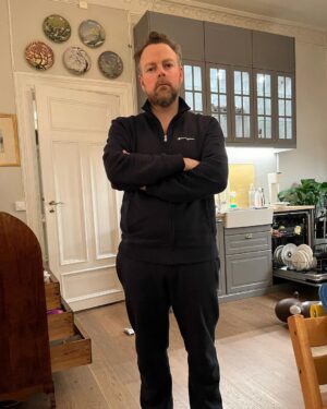 Torbjørn Røe Isaksen Instagram - Jeg fikk en joggedress til jul. Sist jeg gikk med joggedress herjet Aqua hitlistene. Det føles rart å gå med den. Jeg har prøvd med slips til, men det blir stygt. Jeg har prøvd å holde noe sporty og ungdommelig — et skateboard eller rullebrett, som vi i den eldre generasjon sier — men det virker unaturlig (bilde 2). Å ta en lang joggetur anser jeg som utelukket. Men så fant jeg svaret: jeg trekker glidelåsen litt ned, slipper ut magen og begynner å snakke med kunstig New Jersey-aksent samtidig som jeg gestikulerer overdrevent — og vipps! Der satt dressen (3) —>
