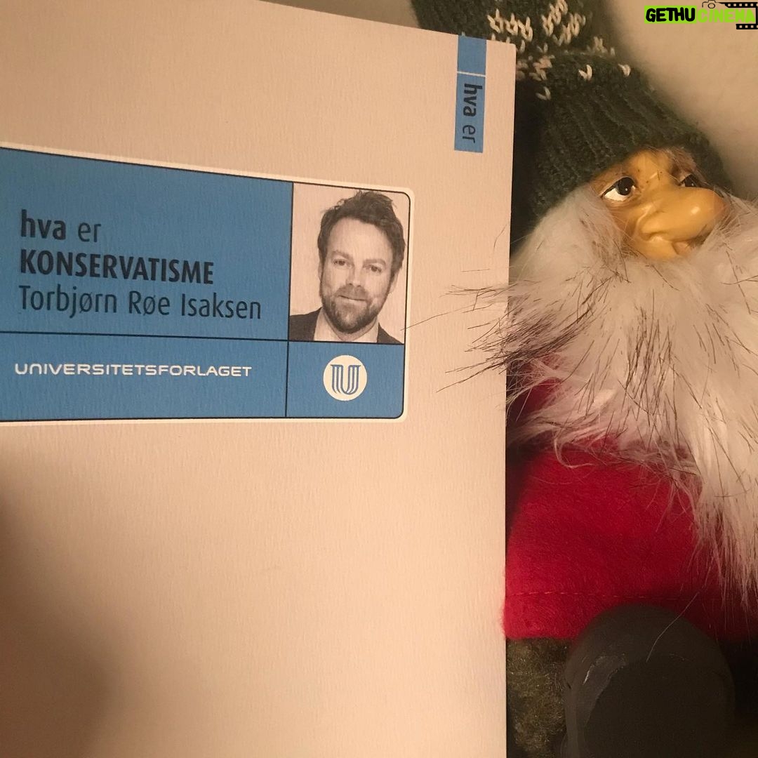 Torbjørn Røe Isaksen Instagram - //OPPDATERING: Forlaget får nå dessverre ikke sendt ut mer tidsnok til jul, men alle dere som har bestilt, får.// —> Hei hå, nå er det jul igjen. Men hva skal du gi til kommunistkjæresten? Til høyreonkel? Eller til din nørdete lillesøster? Hva med boken Hva er konservatisme? Send meg en DM (NY: enda bedre er å sende e-post, fakturaadresse og hvem den skal signeres til til trisaksen@gmail.com) så skal jeg få signert boken også før forlaget sender den avgårde (dette er reklame da, men jeg har faktisk ikke noen inntekter fra boken).