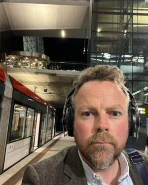 Torbjørn Røe Isaksen Instagram - Har fløyet til Bergen for tredje gang på kort tid. Merker jeg blir FORBANNA over at bybanen ikke går i tunnel — over Bryggen — og helt til Oslo.