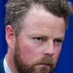Torbjørn Røe Isaksen Instagram - Leksikonillustrasjonen til Resting bitch face. Her tenker jeg trolig på noe hyggelig, f.eks. hva jeg skal spise til middag eller hva jeg skal i helgen. Faksimile fra @e24nyheter —>