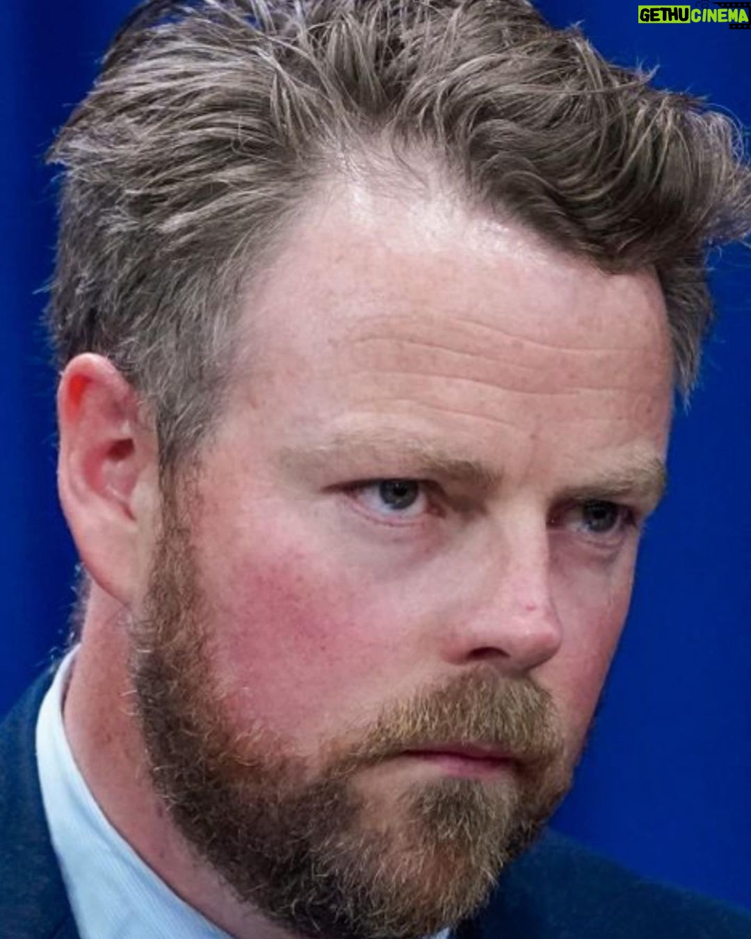 Torbjørn Røe Isaksen Instagram - Leksikonillustrasjonen til Resting bitch face. Her tenker jeg trolig på noe hyggelig, f.eks. hva jeg skal spise til middag eller hva jeg skal i helgen. Faksimile fra @e24nyheter —>