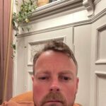 Torbjørn Røe Isaksen Instagram - —> Selfie av meg selv mens jeg leser @nrk sak om kjendiser som legger ut selfies av seg selv som får vaksine. Kan selfies av seg selv mens man leser om kjendiser som tar selfies mens de får vaksine også bli en trend? Og vil FHI hylle trenden? Følg med, følg med. https://www.nrk.no/kultur/vaksine-selfies-i-vinden-1.15485458