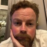 Torbjørn Røe Isaksen Instagram - Å, dere ungdommer som nå enten har tapt eller vunnet et skolevalg. Gråt! Feir! Sørg! Rop i glede! Få det til å vare eller gå raskt videre. Ta det fra en gammel ringrev i gamet. Det går over. Både seier og tap.