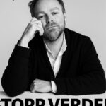 Torbjørn Røe Isaksen Instagram - Ny sesong av Stopp verden er i gang. Første gjest er @magnusronningen Om veien fra breial onelinermaskin til forretningsmann. Kan høres på @podme_norge eller @e24nyheter —>