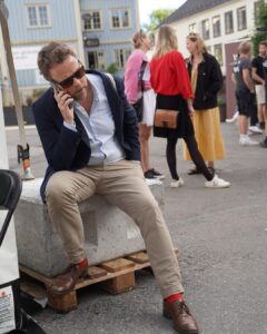 Torbjørn Røe Isaksen Instagram - Jeg var en hel uke på demokratiets femetasjes diskotek — @arendalsuka — og la ikke ut et eneste bilde. Beklager. Men jeg var for opptatt med å late som jeg snakket i telefonen, for å unngå å møte blikket til tidligere kollegaer. Foto: @havard_paulsen