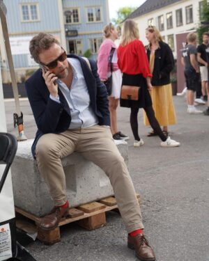 Torbjørn Røe Isaksen Instagram - Jeg var en hel uke på demokratiets femetasjes diskotek — @arendalsuka — og la ikke ut et eneste bilde. Beklager. Men jeg var for opptatt med å late som jeg snakket i telefonen, for å unngå å møte blikket til tidligere kollegaer. Foto: @havard_paulsen