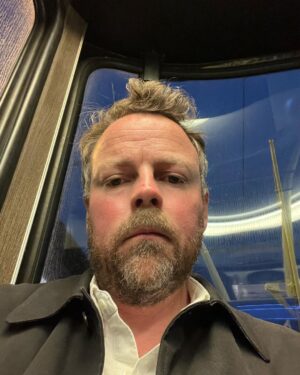 Torbjørn Røe Isaksen Instagram - Jeg har skrytt mye av at jeg kommer med en bok snart, men egentlig vil jeg bare at noen skal se meg som menneske, kanskje si at jeg er pen på håret.