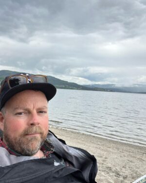 Torbjørn Røe Isaksen Instagram - Ja, vi elsker dette sommerværet! Vi er mange, men det er sjelden vi hever stemmen; vi som trives i 16-20 grader, med duskregn og skyer. Etter flere uker med solhelvete er det nå vår tur til å skinne…bak en sky. Årets sommerdebatt — etter at vi er ferdige med brillene til Moxnes — er herved lansert.