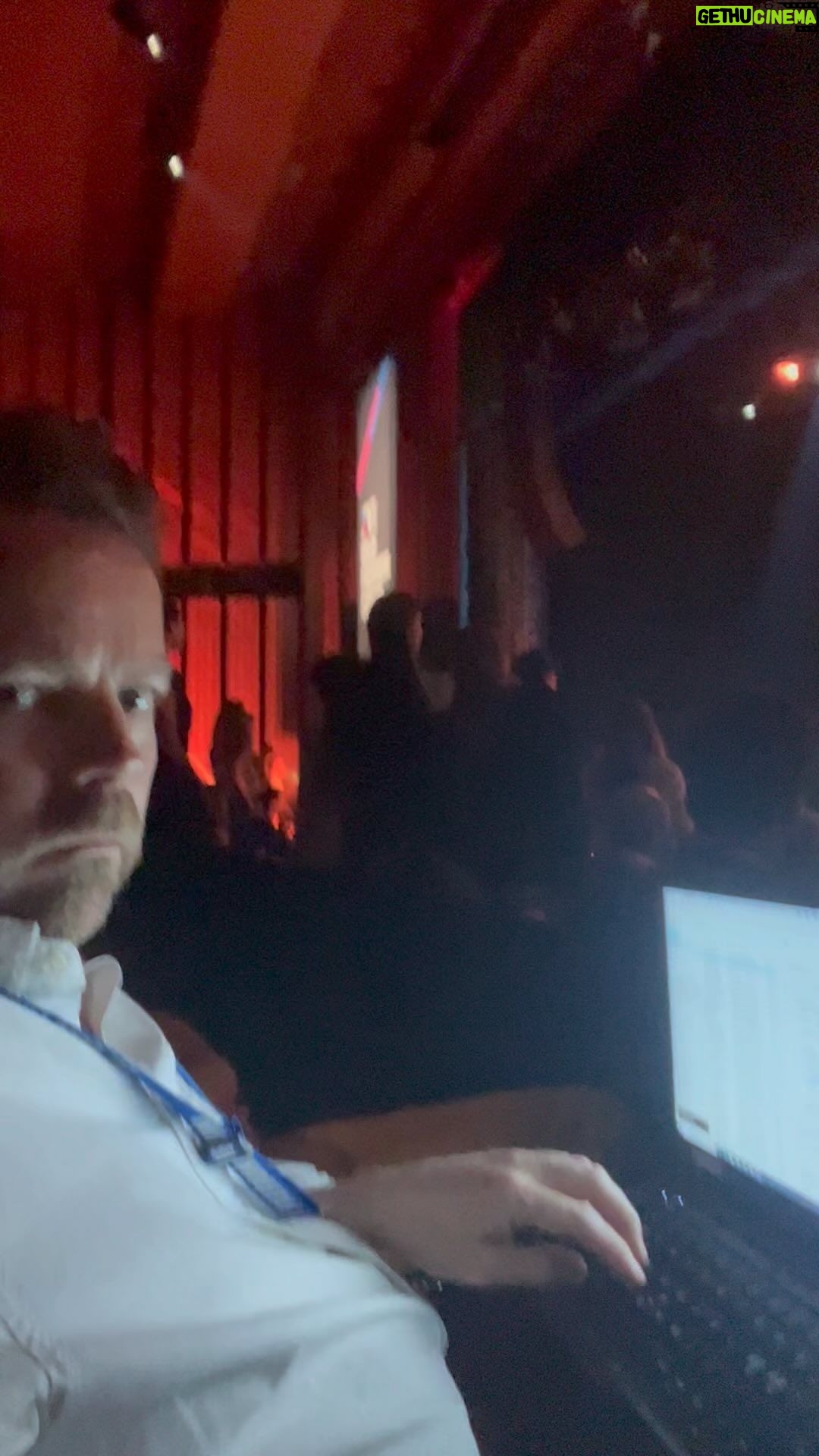 Torbjørn Røe Isaksen Instagram - Hei Zara Larsson! Noen prøver faktisk å jobbe frem en kommentar til avisen her. Mulig å synge litt roligere? (På @osloff — en utrolig spennende møteplass).