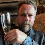 Torbjørn Røe Isaksen Instagram - Da jeg var politiker, tok jeg alltid bilde av brødskiver — og når jeg gjorde manuelt arbeid. Nå kan jeg endelig vise hvordan en helt vanlig mandag ser ut. Hvor er barna? spør du kanskje. En vasker badet, en pugger salmer og en skraper fars pipe. En god mandag.