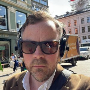 Torbjørn Røe Isaksen Instagram - Hei «sivilisasjon». Jeg har et spørsmål. Vi sprenger nye grenser innen vitenskap og teknologi. Snart kan roboter med kunstig intelligens ta over verden. Det er over 50 år siden vi landet på månen. Mars neste! Hvorfor klarer vi ikke da å lage et vaskemiddel som fjerner gamle flekker fra hvitt tøy? Hvorfor?!?!?

Vi har gigantiske selskaper som tjener milliarder av kroner på slikt. Dette får meg til å miste troen på kapitalismen.