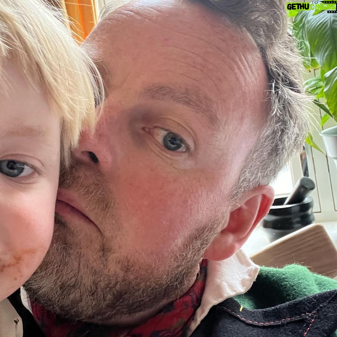 Torbjørn Røe Isaksen Instagram - Jeg har tre råd til deg, min datter. En: Aldri gå på et toalett uten lås eller uten å få en venn til å passe døren. To: Hvis noen sier de kler seg «normcore» for «å passe inn» er vedkommende en forbannet løgner. Tre: Never get high on your own supplybåt.
