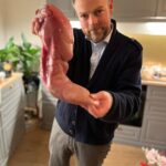 Torbjørn Røe Isaksen Instagram – Endelig jul! Denne norske klassikeren av oksetunge har mange navn, men hos oss har den alltid hett «Gene Simmons». Oppskriften har vi etter grandtante Amalie som var profesjonell groupie i New York på annen halvdel av 70-tallet.