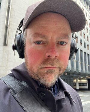 Torbjørn Røe Isaksen Instagram - Noen dager føles det riktig med skyggelue. «Caps» som ungdommen sier. Selvfølgelig tror en del folk at jeg er tilbake i spillet. Som ung hadde jeg flere slagere på ungdomsklubben i Porsgrunn under rap-aliaset Young Willoch, mest kjent er kanskje låten «(A dynamic tax policy) You Gotta Have It». Men i dag er skyggeluen bare for å beskytte mot solen.