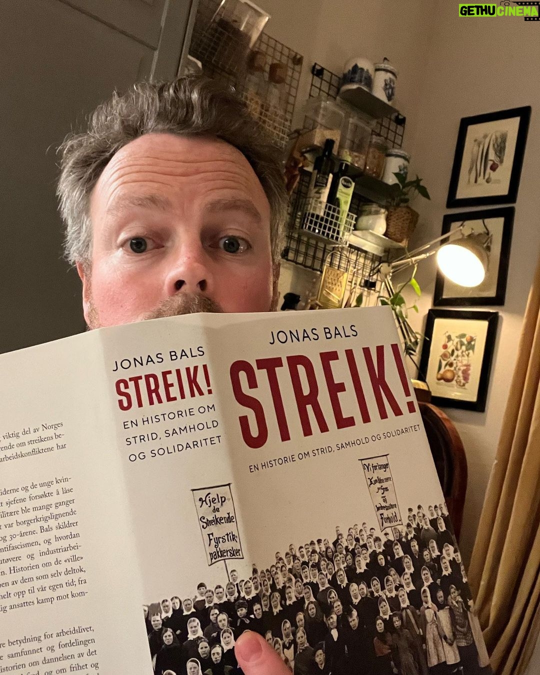 Torbjørn Røe Isaksen Instagram - Det man mangler i praksis, får man ta igjen i teori. Gammelt akademiker-jungelord. (Synes for øvrig jeg er litt snarlik den gamle kommunistluringen Lev Trotskij på dette bildet —>)