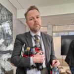 Torbjørn Røe Isaksen Instagram – En gang i tiden var jeg en mektig mann. Nå er jeg brusgutt for E24s ledergruppe. @e24nyheter