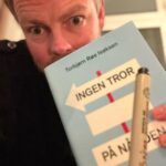 Torbjørn Røe Isaksen Instagram – —> Julegave til en venn/slektning/bitter fiende? 

Frem til 4. desember kan du bestille et eks av den kritikerroste boken (den er det!) Ingen tror på nåtiden— med en personlig hilsen (se eksempel i bilde). 

Litt billigere er boken også — og den kommer frem til jul! 

LENKE I BIO. 

(ANNONSE, selv om ingen har betalt meg for å legge ut dette)