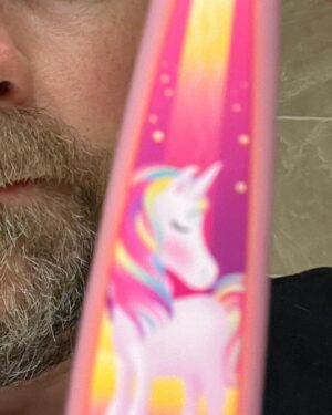Torbjørn Røe Isaksen Instagram - Jeg er en relativt liberal mann, men denne tannbørsten for barn er…særegen. Samtidig blir jeg imponert over hva denne enhjørningen får til med hornet sitt. —>