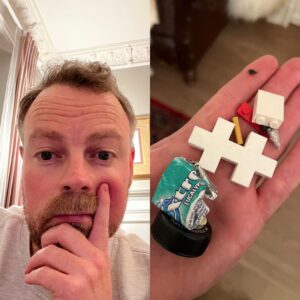 Torbjørn Røe Isaksen Instagram - Jeg vet ikke når det begynte, om det skyldes generell alderdom eller barn, men på et eller annet punkt oppdaget jeg at lommene mine er fulle av crap. All mulig crap. Bruskorker, legoklosser, ulldotter, papirbiter, små blyanter, tyggis, snus… før hadde jeg one hand in my pocket og the other one making a dollar sign. Men nå er det pokker meg ikke plass til hånden i lomma engang. Før hendte det at jeg sjekket alle lommene for å se om det var noen mynter til overs. Nå gidder jeg ikke, for da blir søpla full og jeg må gå ut i drittværet. Hjemme i Porsgrunn var det en fyr som startet en utstilling basert på gamle greier han hadde samlet gjennom et langt liv. Tror det kan ligge en mulighet her — en krønike over samtiden basert på crap samlet i lomma.