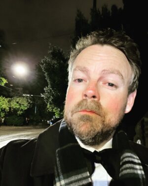 Torbjørn Røe Isaksen Instagram - Har en idé til en ny TV-serie. I «Ex-politician on the Beach» sendes åtte tidligere politikere av gårde til en passe fin strand et sted i Distrikts-Norge. For å bade i lovproposisjoner, feste som om det var landsmøte og elske med ulike utgaver av statsbudsjettet. Med jevne mellom kommer gamle rivaler, som er slått ut i nominasjonen, opp fra et verneverdig vassdrag. Det blir drama. Det kommer til å bli fett.