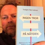 Torbjørn Røe Isaksen Instagram – —> Julegave til en venn/slektning/bitter fiende? 

Frem til 4. desember kan du bestille et eks av den kritikerroste boken (den er det!) Ingen tror på nåtiden— med en personlig hilsen (se eksempel i bilde). 

Litt billigere er boken også — og den kommer frem til jul! 

LENKE I BIO. 

(ANNONSE, selv om ingen har betalt meg for å legge ut dette)