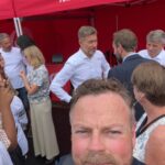 Torbjørn Røe Isaksen Instagram – Det sier mye om Arendalsuken at noen barer gikk tomme for, skal vi kalle det deler av den flytende menyen…, men kanskje enda mer at Kiwi i sentrum gikk tom for Paracet. Dette er mitt Arendalsuken-fotoalbum: 1/4 Elektrisk stemning nær makten 2/2 Med Trude Drevlands jakke som Finn skulle gi bort 3/3 …jeg fikk bedre plass da jeg var statsråd 4/4 Jeg var faktisk her på jobb.