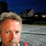 Torbjørn Røe Isaksen Instagram – Her har noen rampete ungdommer tatt to handlevogner og plassert dem et sted de ikke hører hjemme. Bildet er fra Porsgrunn, hvor jeg befinner meg, og jeg kan forstå at ungdommen gjerne vil utagere. Jeg følte meg litt ekstra levende selv  da jeg gikk forbi vognene. Samtidig er det viktig å huske at gamle damer — og små dyr, for eksempel ekorn — kan skade seg på vognene i mørket. Så min appell til ungdom — teenagers — er: Vær rampete, men med ansvar. Takk.